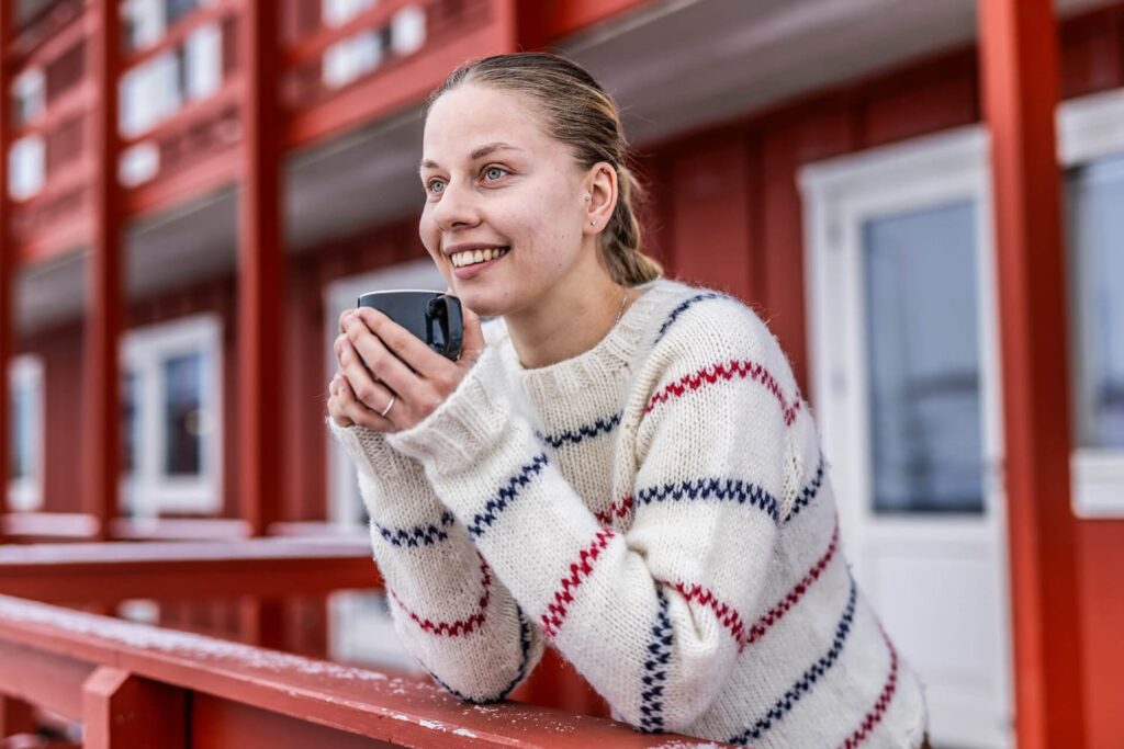 Kvinde drikker kaffe på Hotel Soma Illulissat